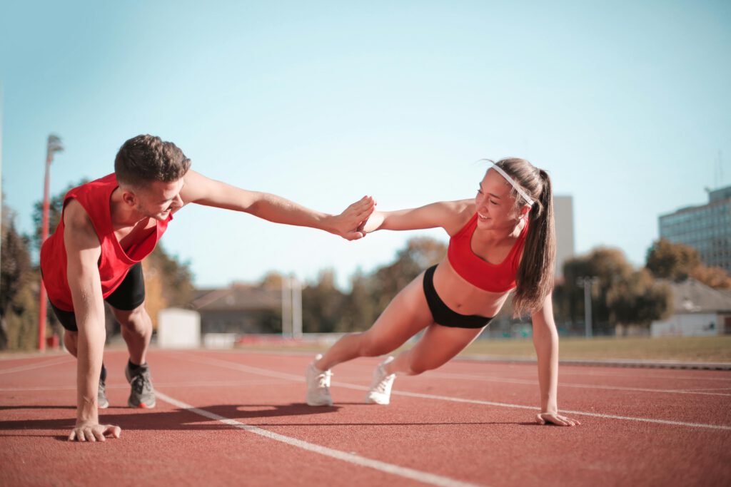 Zwei junge Leichtathleten, mit sportlicher und körperlicher Leichtigkeit